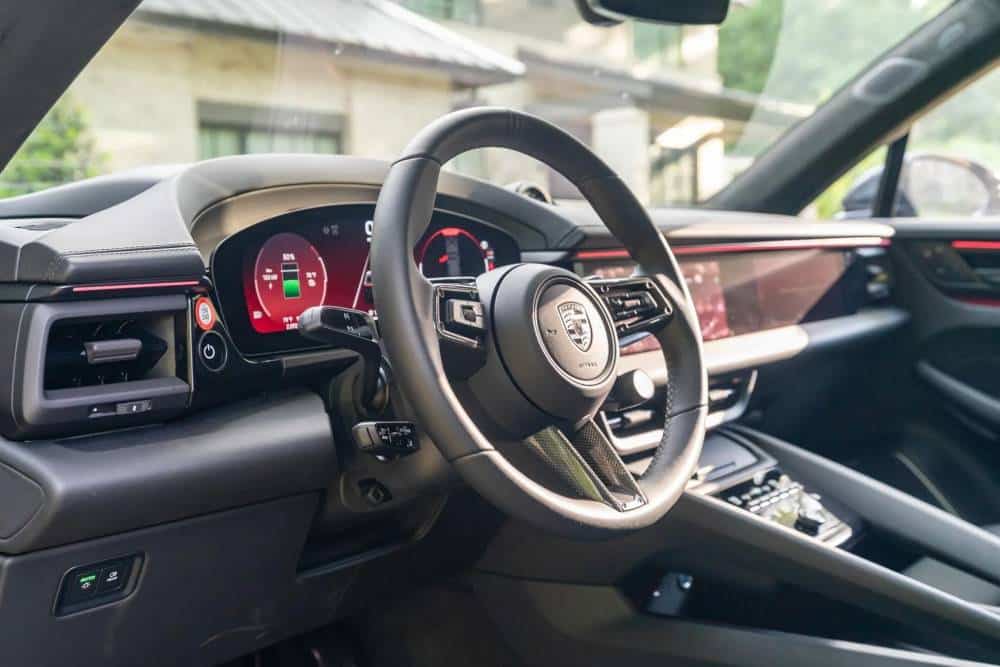 https://cdn.autogreeknews.gr/wp-content/uploads/2026/08/Porsche-Macan-Turbo-Electric-Auction-5.jpg