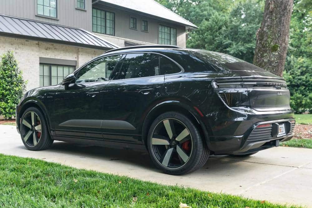 https://cdn.autogreeknews.gr/wp-content/uploads/2026/08/Porsche-Macan-Turbo-Electric-Auction-8.jpg