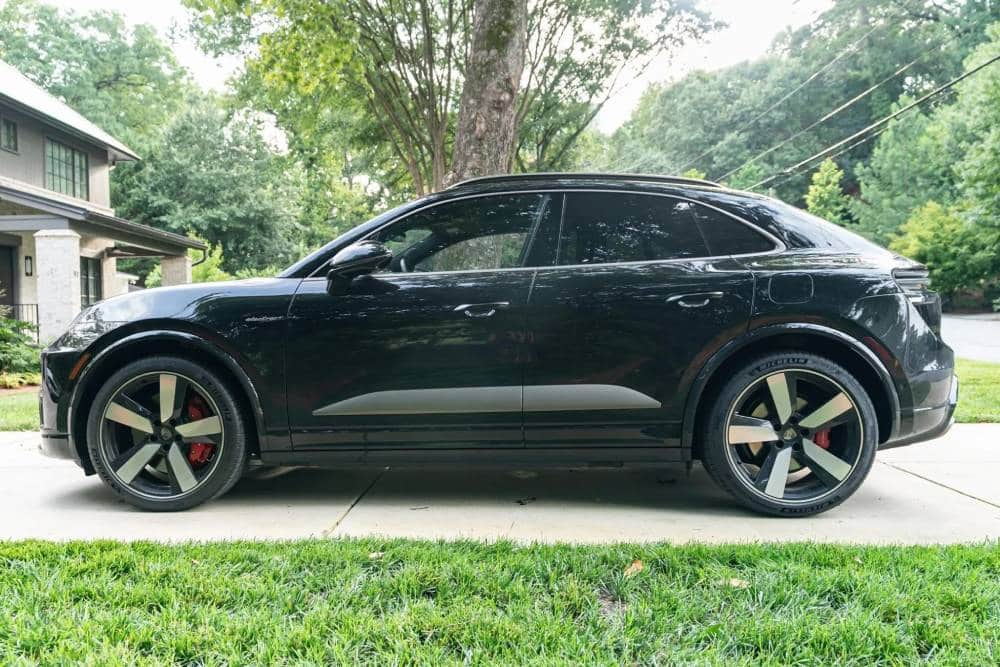 https://cdn.autogreeknews.gr/wp-content/uploads/2026/08/Porsche-Macan-Turbo-Electric-Auction-9.jpg