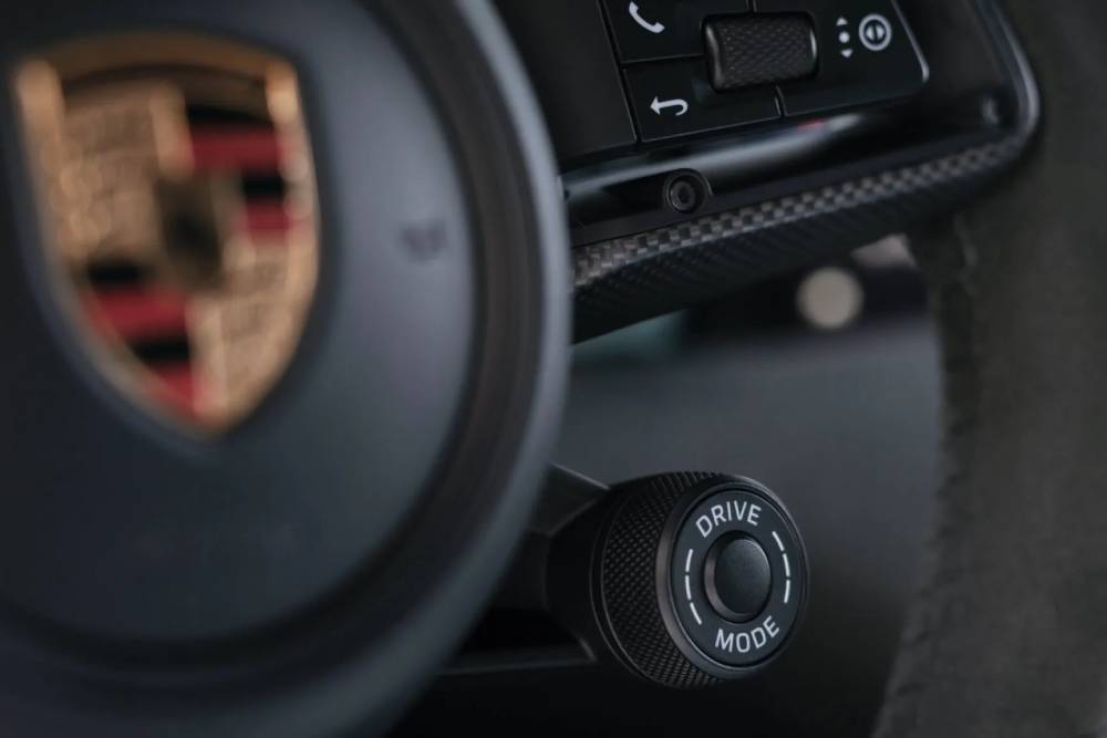 https://cdn.autogreeknews.gr/wp-content/uploads/2026/08/Porsche-Taycan-steering-wheel-Aug26262-2048x1151-1.jpg