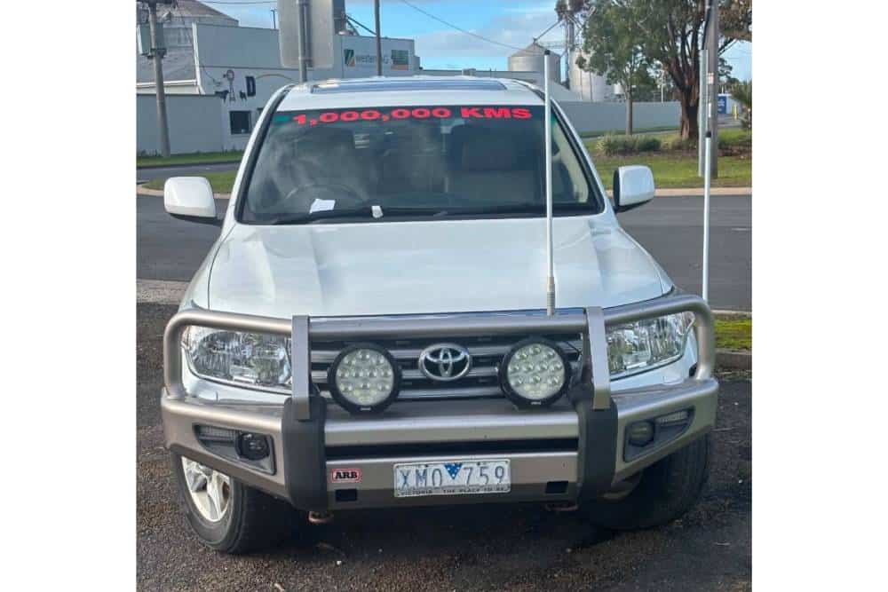https://cdn.autogreeknews.gr/wp-content/uploads/2026/08/Toyota_Land_Cruiser_999999_km_for_sale-1.jpg