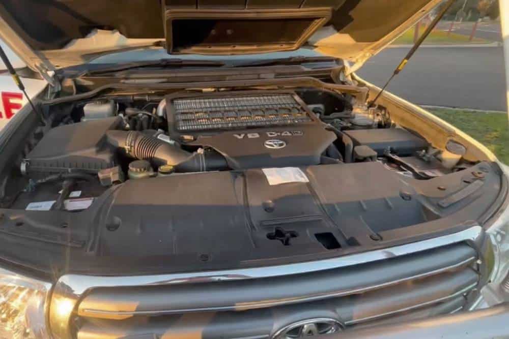 https://cdn.autogreeknews.gr/wp-content/uploads/2026/08/Toyota_Land_Cruiser_999999_km_for_sale-2.jpg