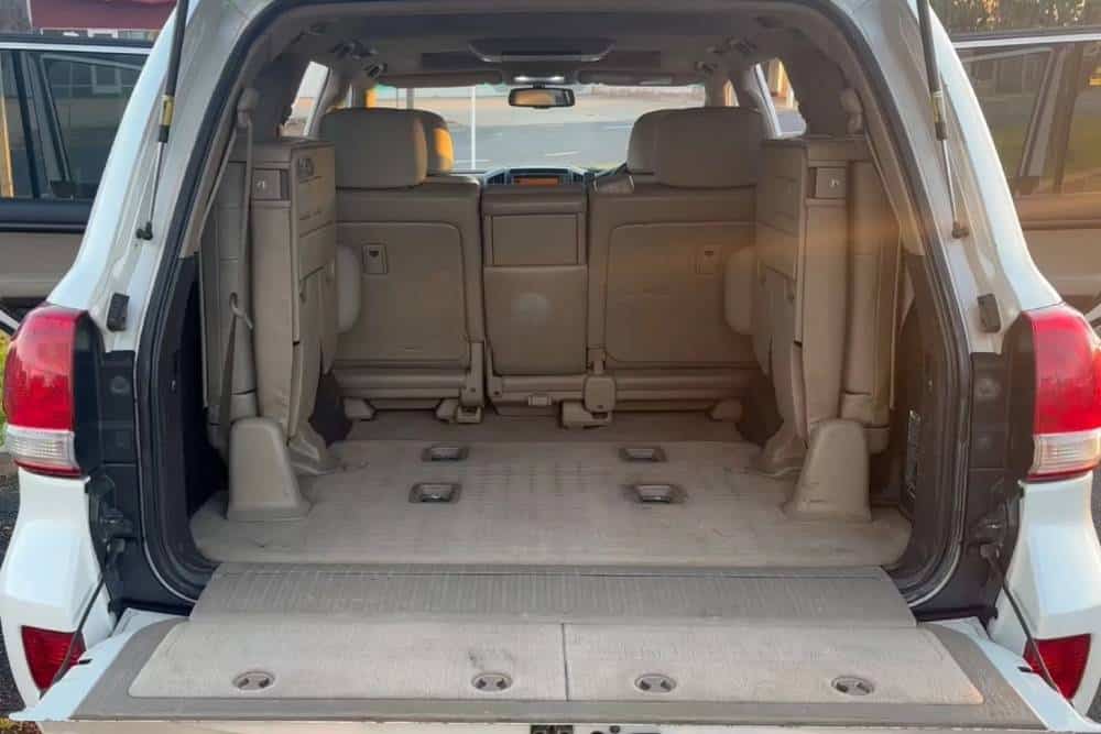 https://cdn.autogreeknews.gr/wp-content/uploads/2026/08/Toyota_Land_Cruiser_999999_km_for_sale-3.jpg