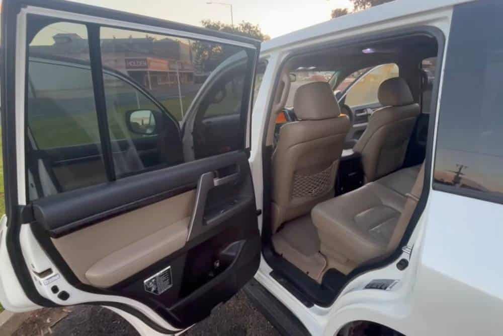 https://cdn.autogreeknews.gr/wp-content/uploads/2026/08/Toyota_Land_Cruiser_999999_km_for_sale-4.jpg