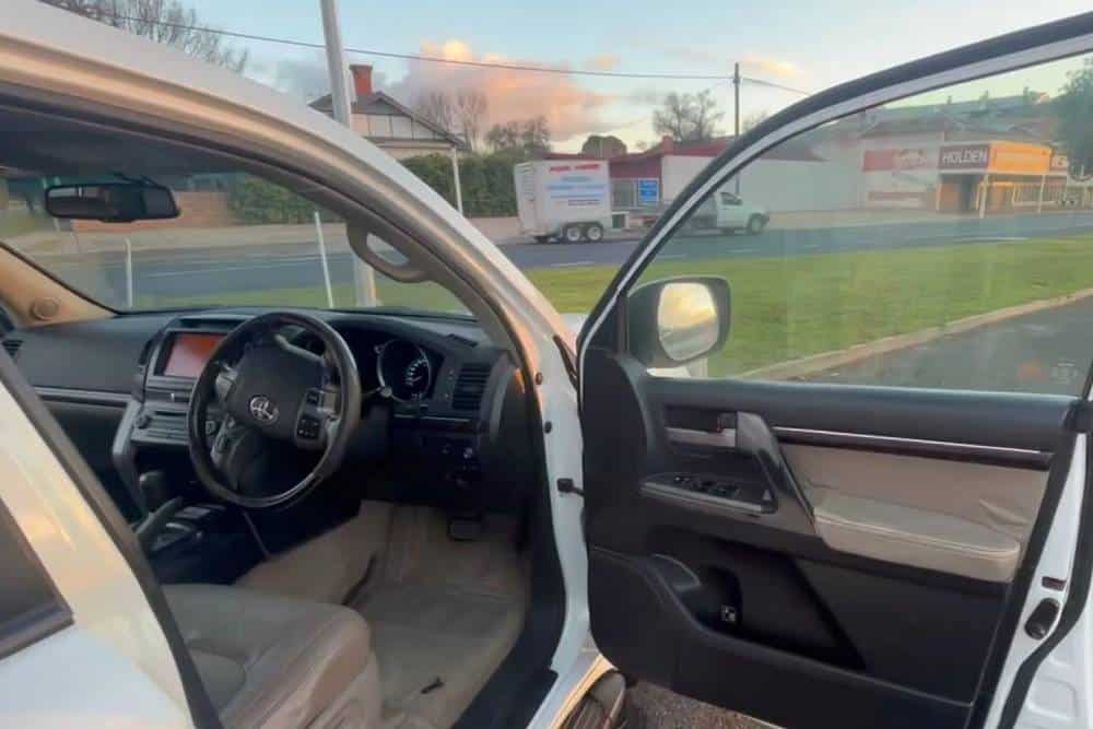 https://cdn.autogreeknews.gr/wp-content/uploads/2026/08/Toyota_Land_Cruiser_999999_km_for_sale-5.jpg