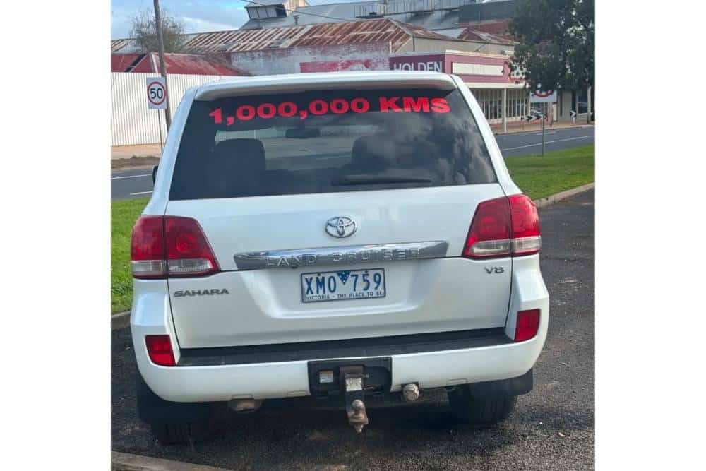 https://cdn.autogreeknews.gr/wp-content/uploads/2026/08/Toyota_Land_Cruiser_999999_km_for_sale-6.jpg