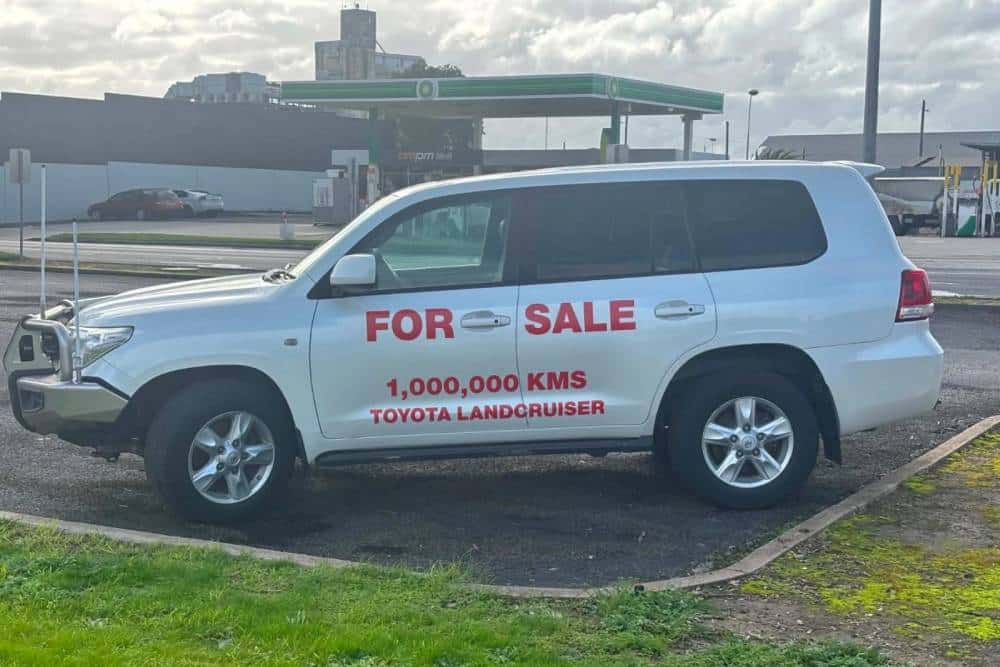 https://cdn.autogreeknews.gr/wp-content/uploads/2026/08/Toyota_Land_Cruiser_999999_km_for_sale-7.jpg