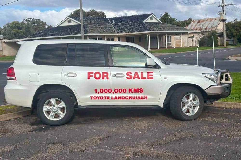 https://cdn.autogreeknews.gr/wp-content/uploads/2026/08/Toyota_Land_Cruiser_999999_km_for_sale-8.jpg