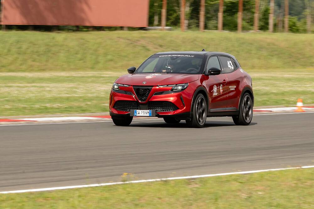 https://cdn.autogreeknews.gr/wp-content/uploads/2026/08/alfa-romeo-driving-academy-2.jpg