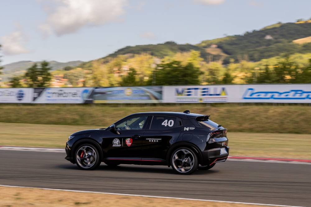 https://cdn.autogreeknews.gr/wp-content/uploads/2026/08/alfa-romeo-driving-academy-3.jpg