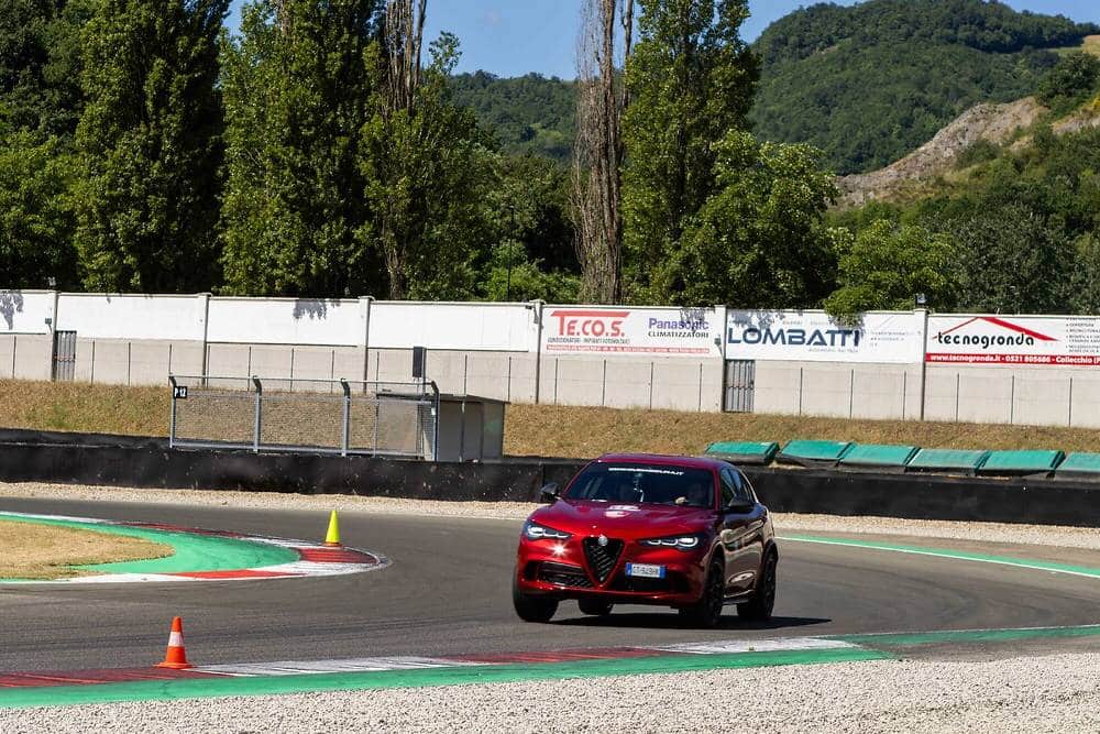 https://cdn.autogreeknews.gr/wp-content/uploads/2026/08/alfa-romeo-driving-academy-6.jpg