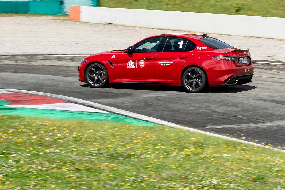 https://cdn.autogreeknews.gr/wp-content/uploads/2026/08/alfa-romeo-driving-academy-8.jpg