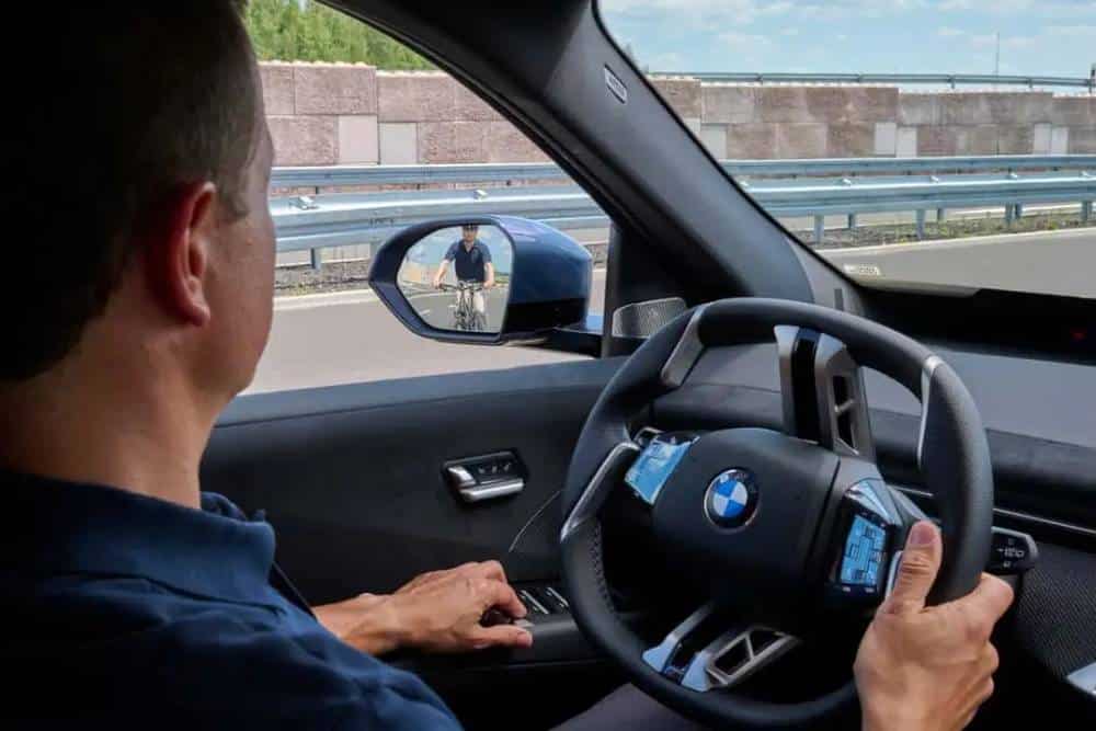 https://cdn.autogreeknews.gr/wp-content/uploads/2026/08/bmw-exit-warning-assistance-system-2.jpg