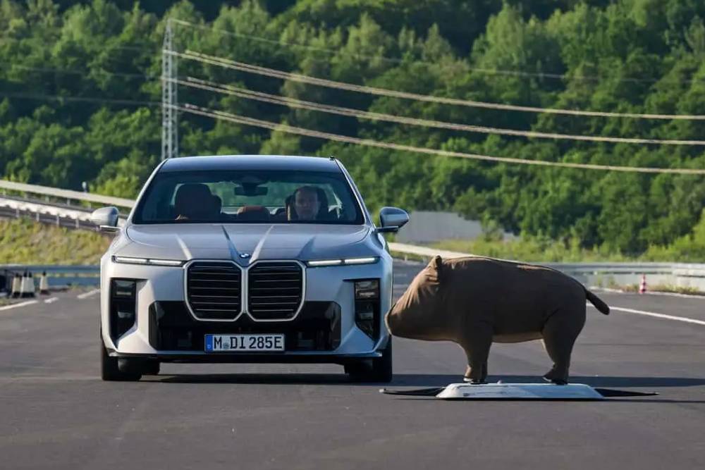 https://cdn.autogreeknews.gr/wp-content/uploads/2026/08/bmw-exit-warning-assistance-system-4.jpg