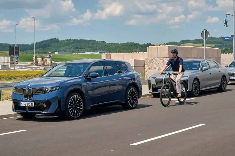 https://cdn.autogreeknews.gr/wp-content/uploads/2026/08/bmw-exit-warning-assistance-system.jpg