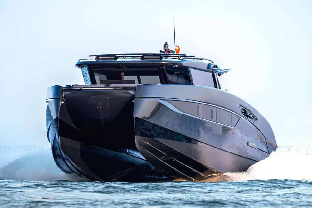 https://cdn.autogreeknews.gr/wp-content/uploads/2026/08/brabus-ultima-55-luxuskatamaran-2026-1.jpg