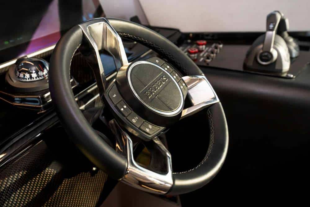 https://cdn.autogreeknews.gr/wp-content/uploads/2026/08/brabus-ultima-55-luxuskatamaran-2026-10.jpg