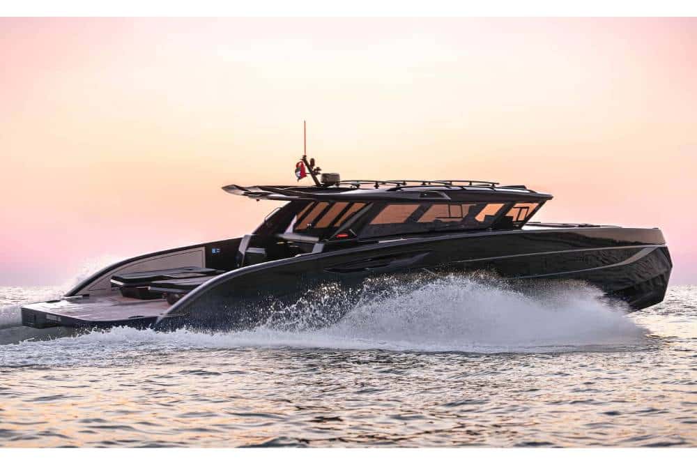 https://cdn.autogreeknews.gr/wp-content/uploads/2026/08/brabus-ultima-55-luxuskatamaran-2026-2.jpg