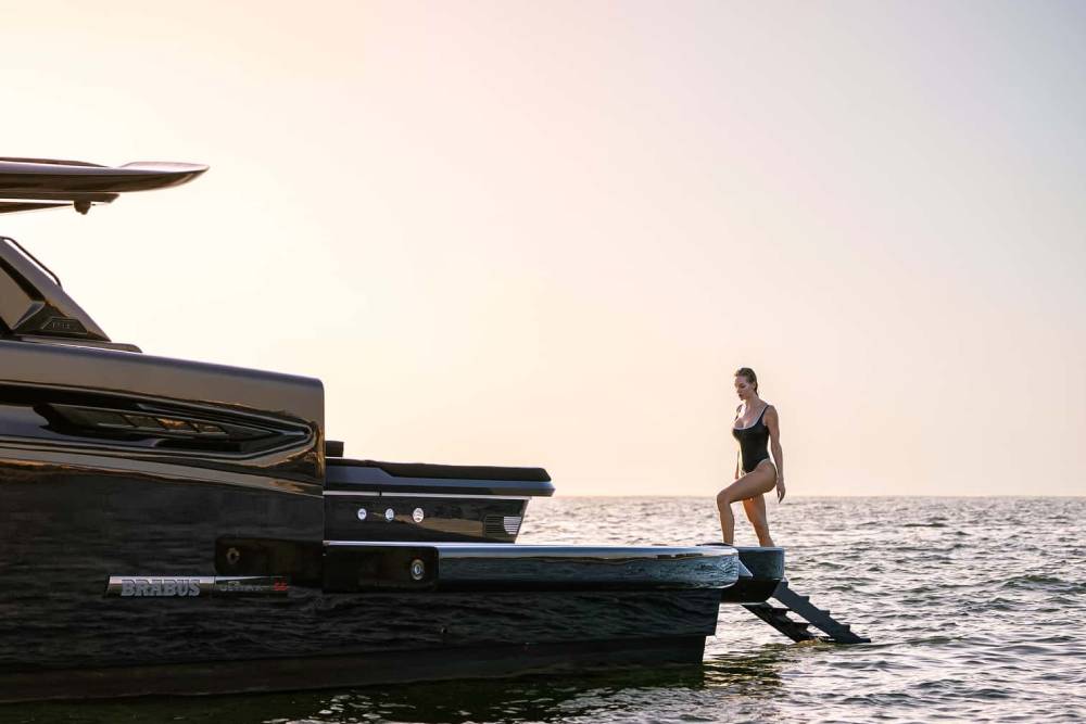 https://cdn.autogreeknews.gr/wp-content/uploads/2026/08/brabus-ultima-55-luxuskatamaran-2026-3.jpg
