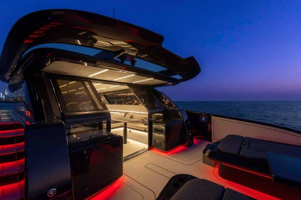 https://cdn.autogreeknews.gr/wp-content/uploads/2026/08/brabus-ultima-55-luxuskatamaran-2026-6.jpg