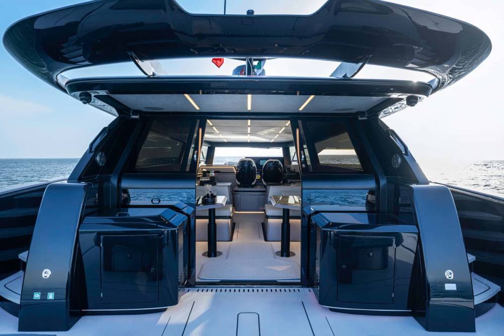 https://cdn.autogreeknews.gr/wp-content/uploads/2026/08/brabus-ultima-55-luxuskatamaran-2026-9.jpg