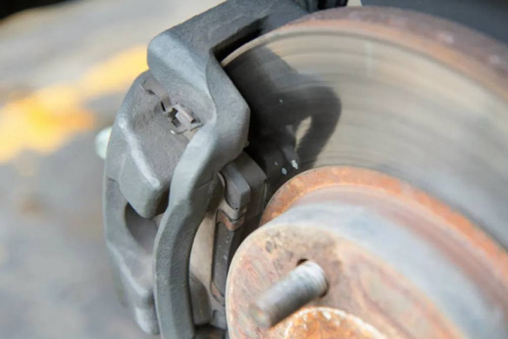 https://cdn.autogreeknews.gr/wp-content/uploads/2026/08/brake-pads-change-2.jpg