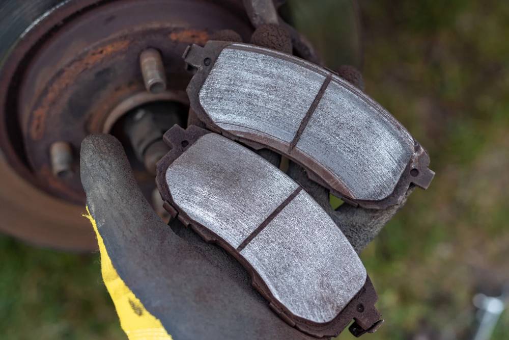 https://cdn.autogreeknews.gr/wp-content/uploads/2026/08/brake-pads-change-3.jpg