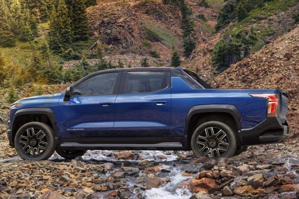 https://cdn.autogreeknews.gr/wp-content/uploads/2026/08/chevrolet-silverado-ev.jpg