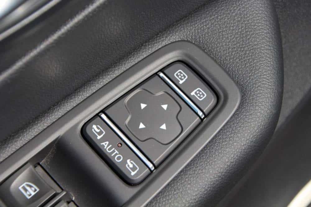 https://cdn.autogreeknews.gr/wp-content/uploads/2026/08/electric-mirrors-2-1.jpg