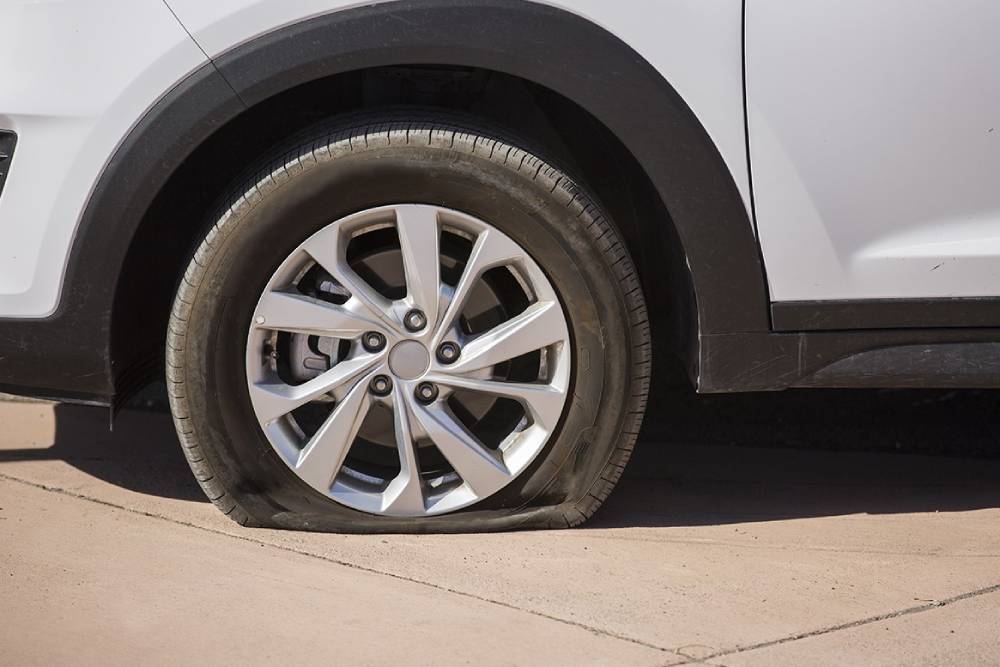 https://cdn.autogreeknews.gr/wp-content/uploads/2026/08/flat-tire-02.jpg