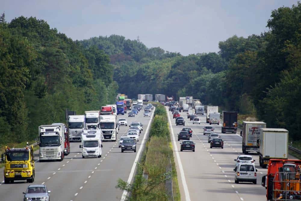 https://cdn.autogreeknews.gr/wp-content/uploads/2026/08/germany-autobahn-trucks.jpg