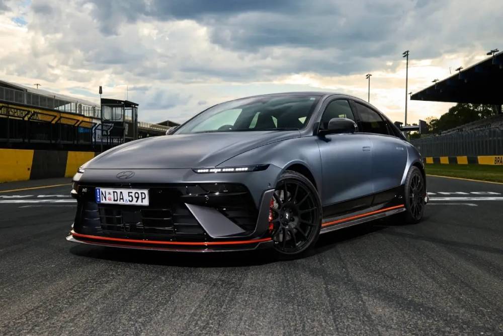 https://cdn.autogreeknews.gr/wp-content/uploads/2026/08/hyundai-ioniq-6-n-accessories.jpg