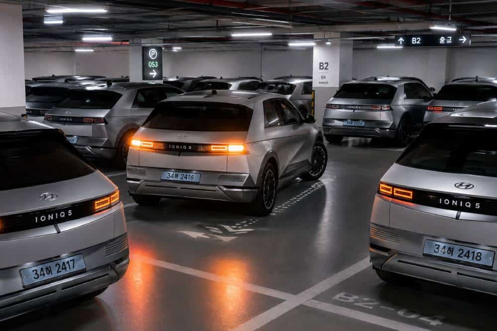 https://cdn.autogreeknews.gr/wp-content/uploads/2026/08/hyundai-parking.jpg