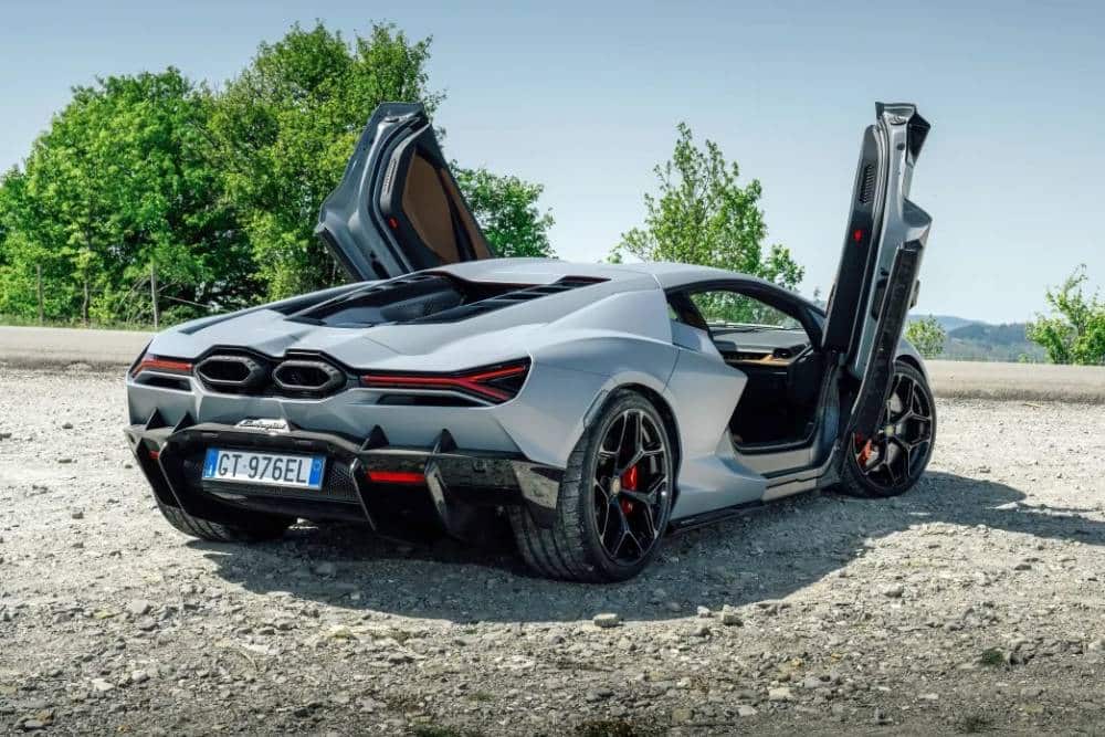 Γιατί οι πόρτες των V12 Lamborghini ανοίγουν προς τα πάνω;