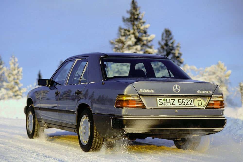 https://cdn.autogreeknews.gr/wp-content/uploads/2026/08/mercedes-benz_300_e_4matic_83.jpg