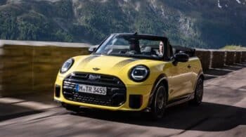 Νέο MINI JCW Cabrio για κορυφαίες επιδόσεις με ανοιχτή οροφή