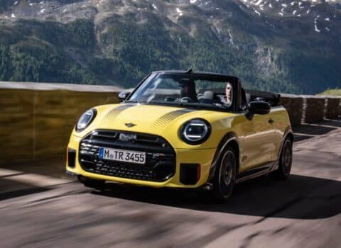 Νέο MINI JCW Cabrio για κορυφαίες επιδόσεις με ανοιχτή οροφή