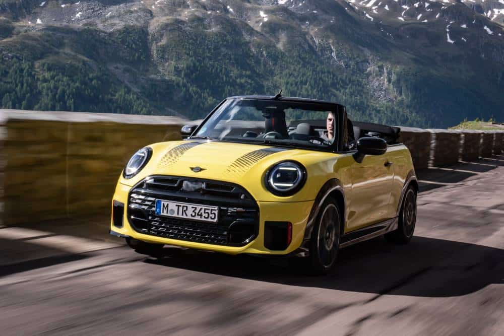 https://cdn.autogreeknews.gr/wp-content/uploads/2026/08/mini-jcw-cabrio-alpes-1-1.jpg