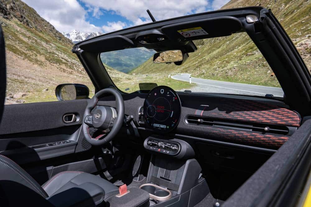 https://cdn.autogreeknews.gr/wp-content/uploads/2026/08/mini-jcw-cabrio-alpes-2-1.jpg