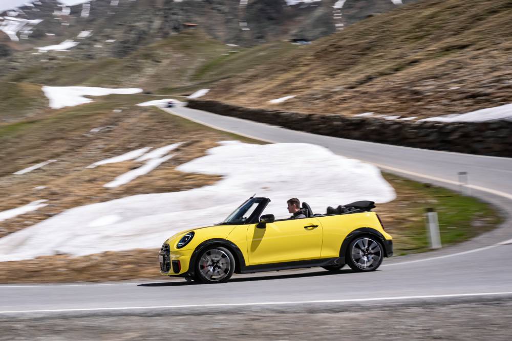https://cdn.autogreeknews.gr/wp-content/uploads/2026/08/mini-jcw-cabrio-alpes-3-1.jpg
