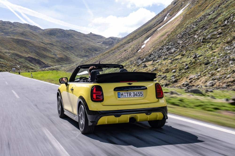 https://cdn.autogreeknews.gr/wp-content/uploads/2026/08/mini-jcw-cabrio-alpes-4-1.jpg