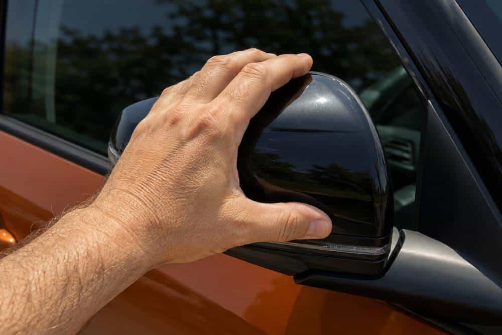 https://cdn.autogreeknews.gr/wp-content/uploads/2026/08/mirror-folded-by-hand.jpg