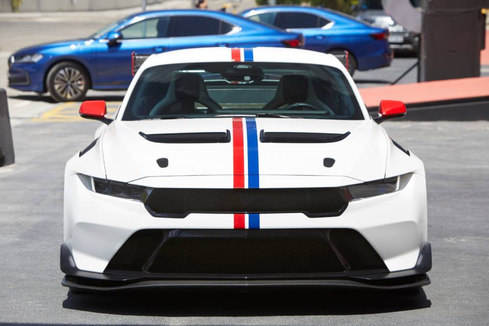 https://cdn.autogreeknews.gr/wp-content/uploads/2026/08/mustang-gtd-carlos-sainz.jpg