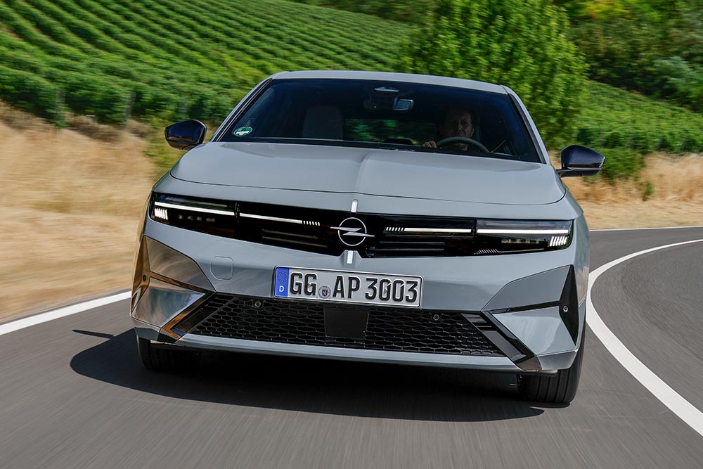 https://cdn.autogreeknews.gr/wp-content/uploads/2026/08/opel-astra-2026-4.jpg