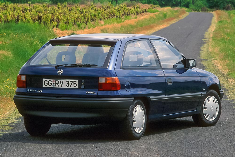 https://cdn.autogreeknews.gr/wp-content/uploads/2026/08/opel-astra-f-2.jpg