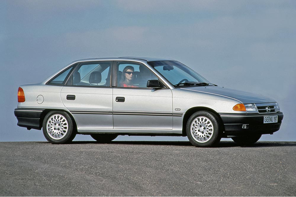 https://cdn.autogreeknews.gr/wp-content/uploads/2026/08/opel-astra-f-3.jpg