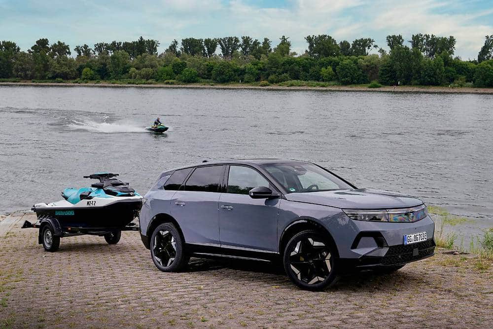 https://cdn.autogreeknews.gr/wp-content/uploads/2026/08/opel-grandland-electric-awd-pulling-power-2.jpg