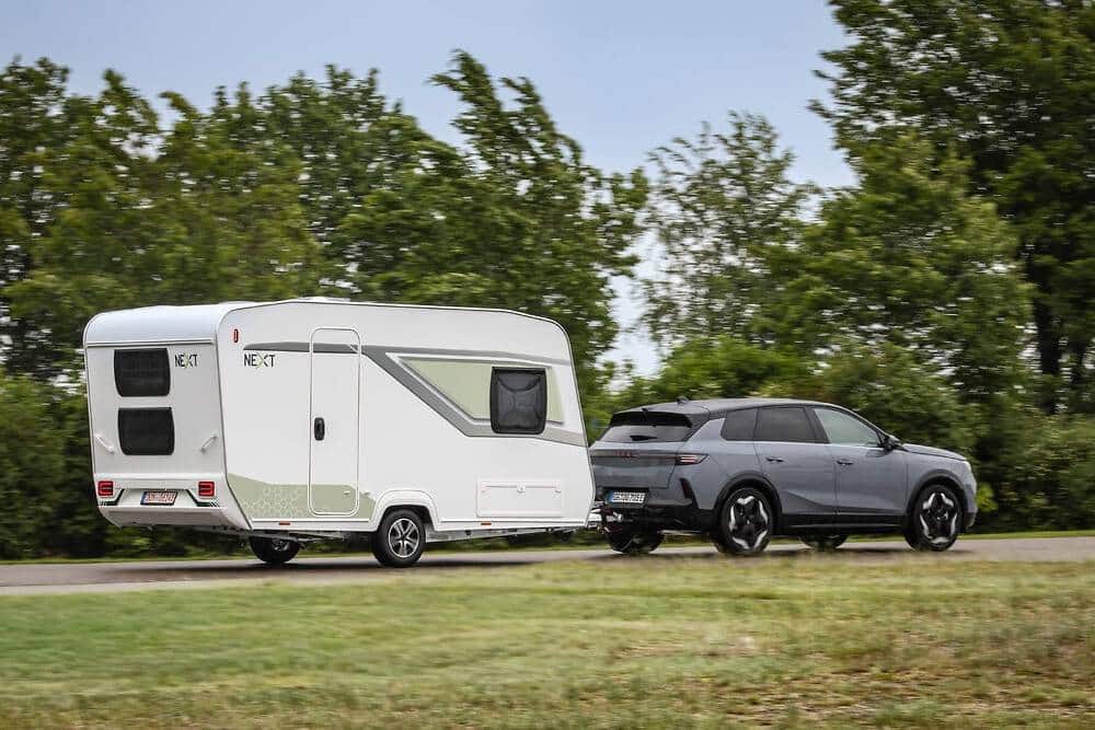 https://cdn.autogreeknews.gr/wp-content/uploads/2026/08/opel-grandland-electric-awd-pulling-power-3.jpg