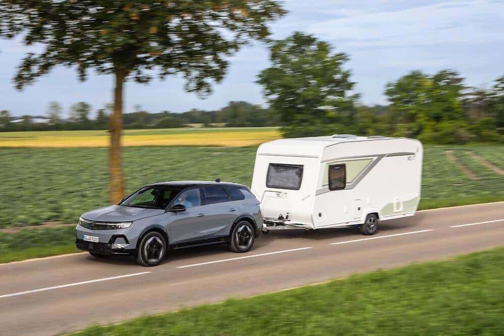 https://cdn.autogreeknews.gr/wp-content/uploads/2026/08/opel-grandland-electric-awd-pulling-power-4.jpg