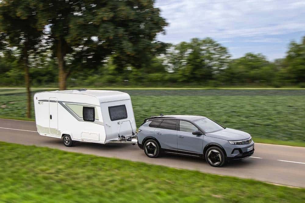 https://cdn.autogreeknews.gr/wp-content/uploads/2026/08/opel-grandlande-electric-awd-pulling-power-5.jpg